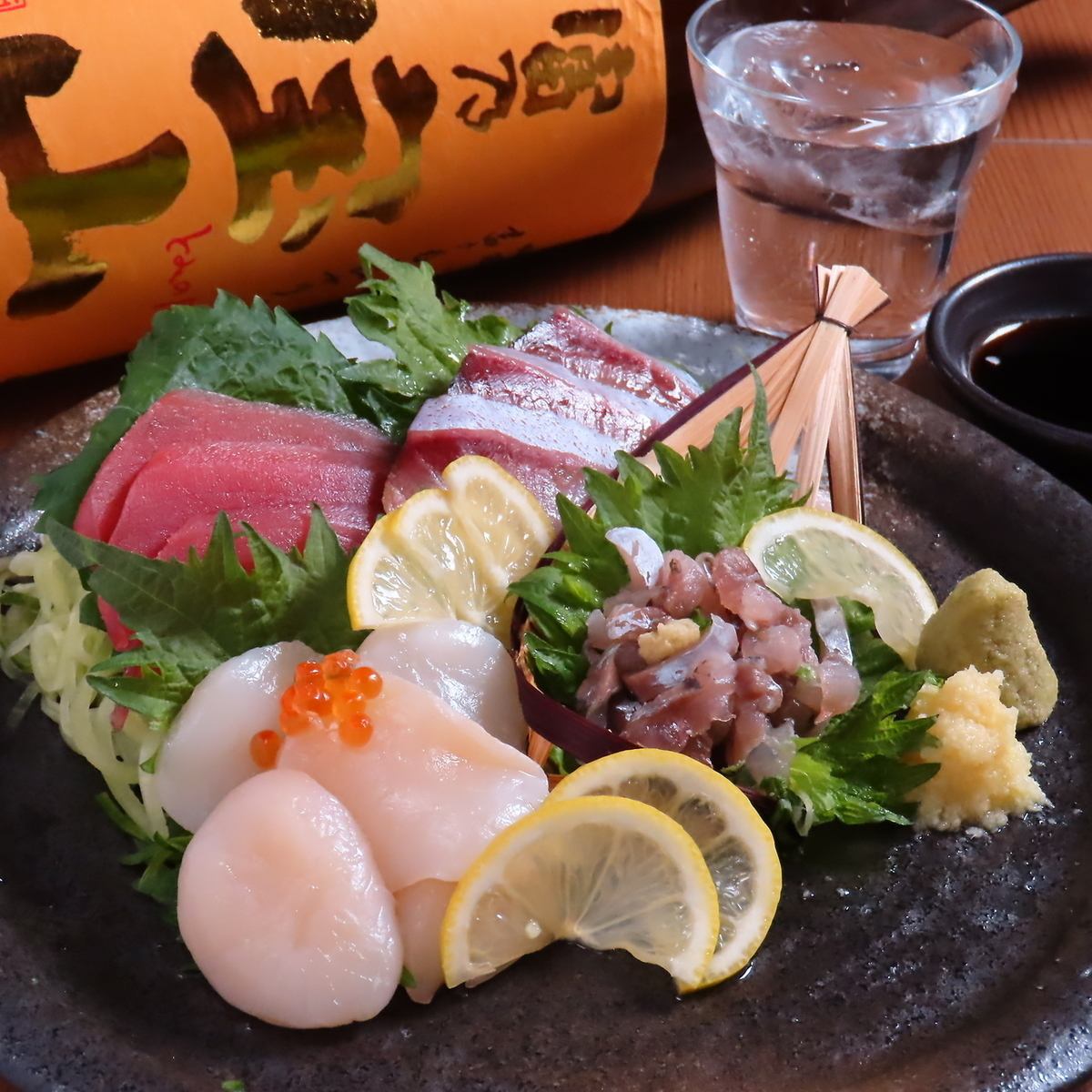 炭火焼鳥と自慢の鶏刺しで舌鼓♪ 少人数から団体様も　【今池駅9番出口すぐ】