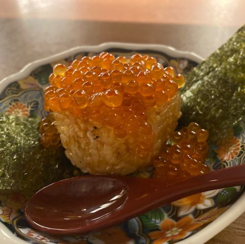 Grilled salmon roe rice ball (butter and soy sauce)