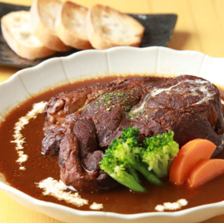 Kushiya 的经典菜肴中的明星！红酒炖猪肩肉！