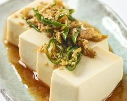 Cold tofu with green chili peppers