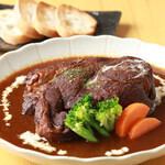 Braised pork shoulder in red wine with baguette