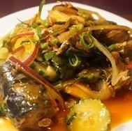 Yum pla gapong (spicy fish with tomato sauce and vegetables)