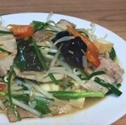 Stir-fried pork and deep-fried bean sprouts