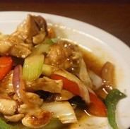 Stir-fried chicken, vegetables and cashew nuts