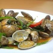 Spicy stir-fried clams and herbs
