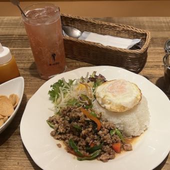 【月～木限定】晩酌セット◆ガパオプレートサラダ付き＋お好きなお飲み物＋お通しプレゼント♪