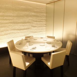 [There is a private room for a small number of people] The private room with a round table is perfect for family gatherings and girls-only gatherings.