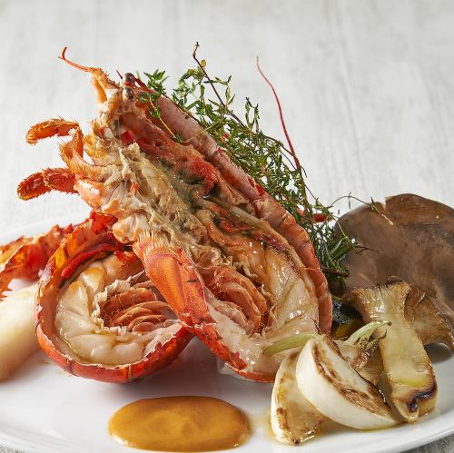 High-class food "live" lobster that is carried from the cage in the store to the table ☆