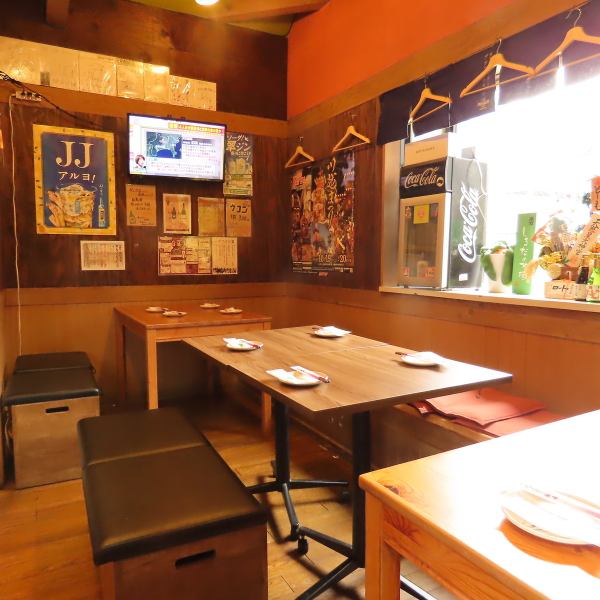 店内は木の温もりが感じられます。お一人様でもお気軽にご利用頂ける様、オープンキッチンのカウンター席も。お仕事帰りに一杯いかがですか！？