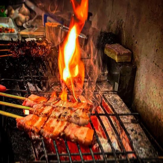 备长炭烤鸡肉串是由对木炭讲究的工匠在眼前烤制而成，没有异味，非常精致。
