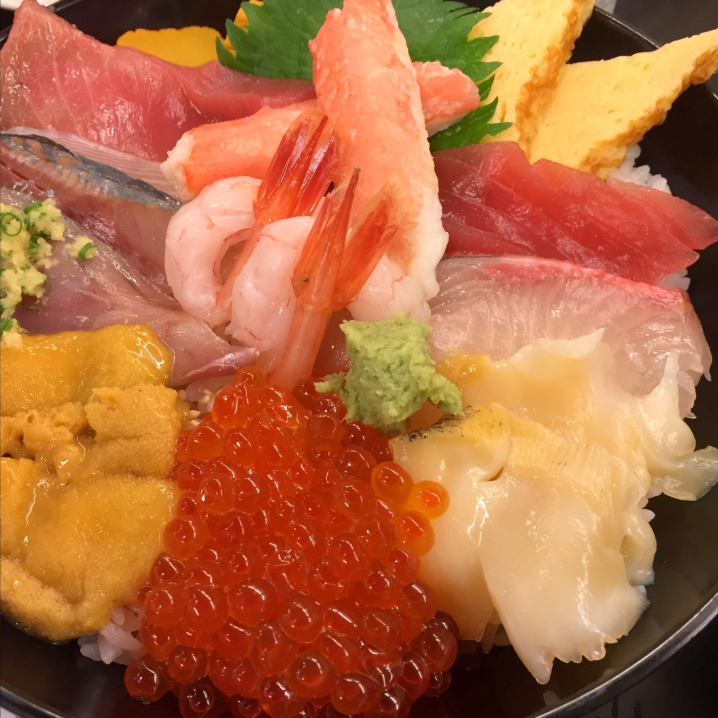 アットホームな雰囲気で当店自慢の料理をお楽しみください。
