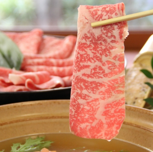 흑모와규를 제철 야채와 만끽할 수 있다.《흑모 와규 샤브 '꽃' 코스》 6400엔