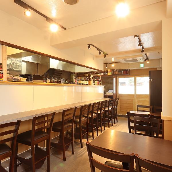 【カウンター席ではお一人様から】8席あるカウンター席は、お一人様から気軽にご利用いただけます。お1人様でのサク飲みやお酒好き同士の交流もお楽しみください♪豊富な日本酒、焼酎どれを選んだらいいかわからない...そんな方もご安心ください！スタッフが丁寧におすすめいたします◎