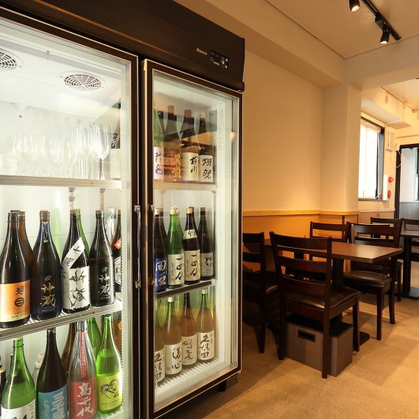 【和モダンテイストのお洒落な店内は多彩なシーンで】温かみのある雰囲気と洗練された空気感が交差するお洒落な店内は、様々なシーンでご利用いただけます◎1階と2階がございますのでご利用シーンごとにお使いいただけます。お酒の入ったショーケースもございますので、お酒が好きな方はぜひご覧ください！