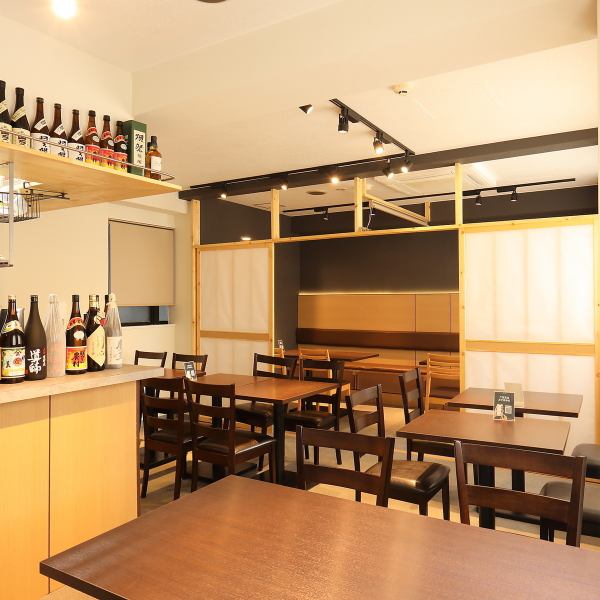 【飲み会や宴会も】開放的でゆったりとした2階店内には、2名テーブルが2卓、4名テーブルを3卓、個室を2部屋ご用意しております。少人数の飲み会から大人数でのご宴会やお斎などまで幅広いシーンでご利用ください◎レイアウトの変更も可能ですので、ご希望がある際にはぜひご連絡ください。