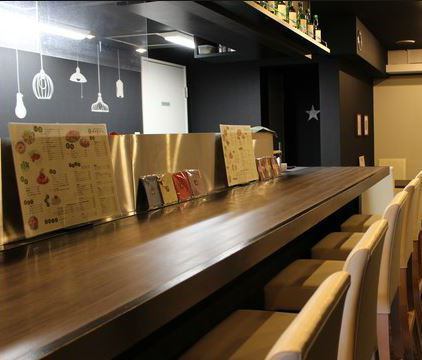 Open kitchen where you can see how the cooking is finished in front of you ☆ It is a recommended seat for dating and drinking alone.A popular seat that lets you enjoy the sound and smell with your eyes!