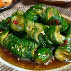 黄瓜在一个瓶子里腌制