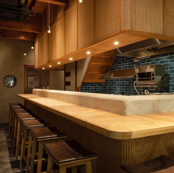 1층에는 카운터석이 있습니다.스탭과의 대화도 즐길 수 있는 공간이 카운터 ◎소수로 촉촉하게 즐길 수 있습니다.물론 1인도 대환영이므로, 귀가에 1잔이라도, 부담없이 기다리고 있습니다.