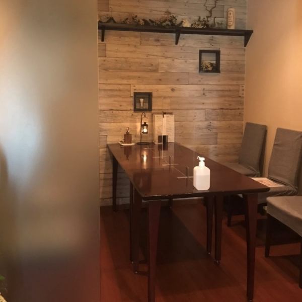 [Private room-style table seating for 6 people] Great for anniversaries, birthdays, gatherings with friends, workplace meals, drinking parties, etc.You can enjoy Italian cuisine according to your occasion.The table seats in the back are partitioned and have a sense of privacy.
