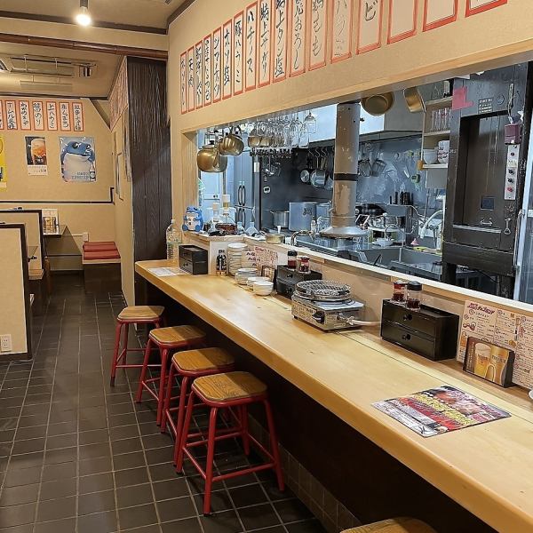 お一人様でもお気軽にご利用いただけるカウンター席もご用意あります！美味しいお肉としみじみじっくり向き合う、自分だけの贅沢な時間をお過ごしいただけます♪もちろんご友人やパートナーとのお食事、仕事帰りのサク飲みなど、用途もさまざま。いつでもお気軽にお立ち寄りください！日曜はランチタイムも元気に営業中☆