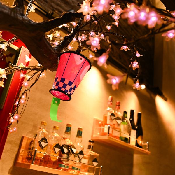 サクラサク、雰囲気バツグンの店内が自慢です★デートでのご利用はもちろん、宴会でも盛り上がること間違いなし。二階席はフロアでの貸切も可能です！