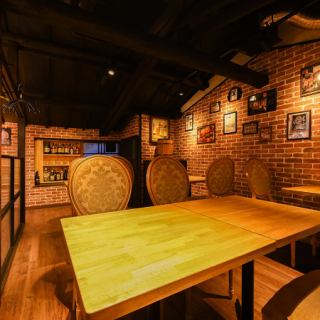 2名様用のテーブル席を2席ご用意。落ち着いた雰囲気の中で、友人や大切な方とゆっくりお食事を楽しめます。