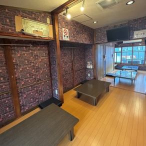 我们还有一些座位,非常适合 4 到 6 人。即使是小团体,也可以享用无限量供应的热门菜品,例如烤五花肉、猪蹄和包饭。在轻松的氛围中,享用正宗的韩国家常菜,度过一顿惬意的用餐时光。