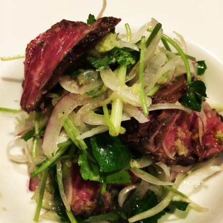 Chilled Shizuoka-produced wasabi-flavoured beef skirt steak and flavored vegetables