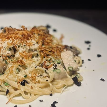 鶏胸肉と黒トリュフの葱クリームパスタ