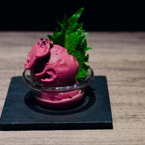 We have started selling "Gunma-grown red shiso and grape ice cream."

We combined fresh red shiso, which is only available at this time of year, with grapes, which contain the same pigments.

#barjayco #Shinjuku bar #Shinjuku bar #Shinjuku dining bar #Shinjuku cocktail #vegetable cocktail #Shinjuku dinner #Shinjuku gourmet #Shinjuku vegetables #Shinjuku sweets #vegetable dishes