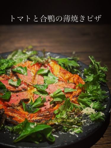 這款薄底披薩非常適合初夏享用，上面鋪滿了精心挑選的番茄，並淋上了濃鬱的鴨油。 🍕

#barjayco #新宿餐廳酒吧 #新宿晚餐 #新宿美食 #新宿蔬菜料理
