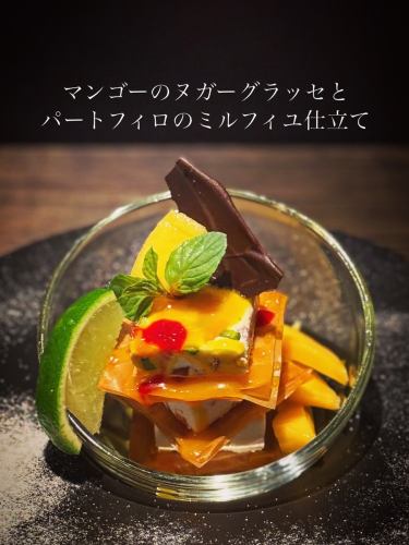 它使用一種名為“千層酥皮”（phyllo）的極薄糕點麵團，有時也被稱為“紙派”，裡面填充的是冷牛軋糖糖霜而不是奶油。上面淋著由芒果、柳橙和百香果製成的熱帶醬汁，以及覆盆子醬。這是一款清爽、酸甜的千層酥，非常適合初夏享用，佐以少許青檸汁。

#barjayco #新宿甜點 #新宿甜點 #新宿美食 #新宿甜點