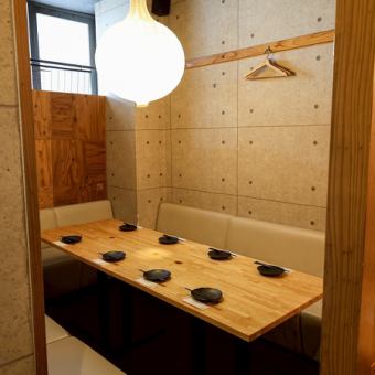 「寛ぎの空間」をテーマにした空間。3名様からご利用いただけるソファー席は、カーテンで仕切ることで、半個室としてご利用いただけます。職場のみなさんとのお食事会やご家族でのお食事など、人数に応じてアレンジいたしますので、お気軽にお申し付けください。