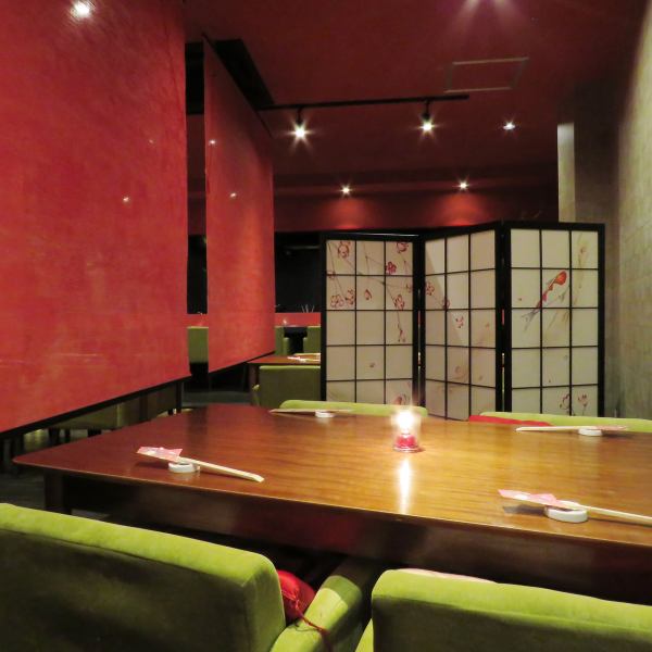 【Table Seating】 In a fashionable Japanese modern style with a vibrant coloring but calm.Because it is fluffy and comfortable to sit, so it seems that you will not be able to linger long unintentionally ♪ Please spend a relaxing time in the space of peace with a partition when you want to relax.
