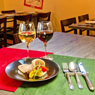 In Italy, restaurants are divided into several categories.Osteria like ours is an image of an izakaya where you can casually enjoy wine.People who have finished their work at nightfall gather, drink, eat, heal the tiredness of the day, and go home.Please spend a relaxing time as a place to switch.