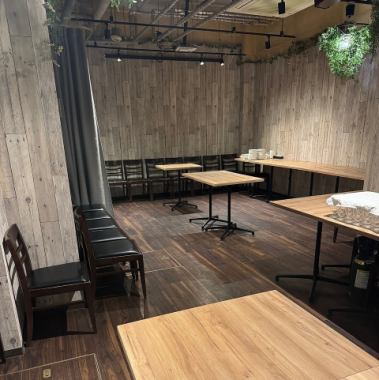 在義大利，餐廳的分類方式有很多種。我們的小酒館就像一家休閒酒吧，您可以在這裡享用葡萄酒。夜幕降臨，下班的人們聚集在一起，喝酒、吃飯，放鬆身心，緩解一天的疲勞，然後各自回家。請在這裡享受一段輕鬆的時光，一個可以轉換心情、放鬆身心的地方。