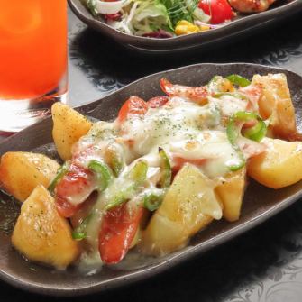 【食べる手が止まんない!】ポテトとソーセージのチーズ焼き