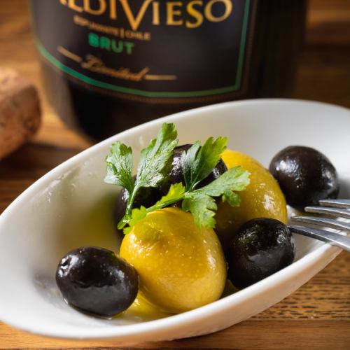 Marinated two-color olives