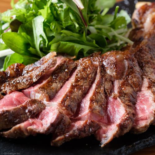 ゆったりくつろげる空間の「千住MEAT」で美味しいお肉と厳選ワインをご堪能ください♪