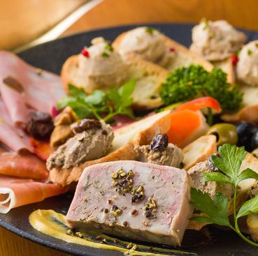 ゆったりくつろげる空間の「千住MEAT」で美味しいお肉と厳選ワインをご堪能ください♪
