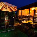 テラス席で心地よい風を感じながら、のんびりと時間を過ごせるのも当店ならではの魅力!昼は開放感たっぷりのランチやカフェタイム、夜はライトアップされた大人の時間をお楽しみください♪また当店のテラス席はなんとペット同伴可能です!大切な家族の一員と一緒にお食事をお楽しみいただけます。