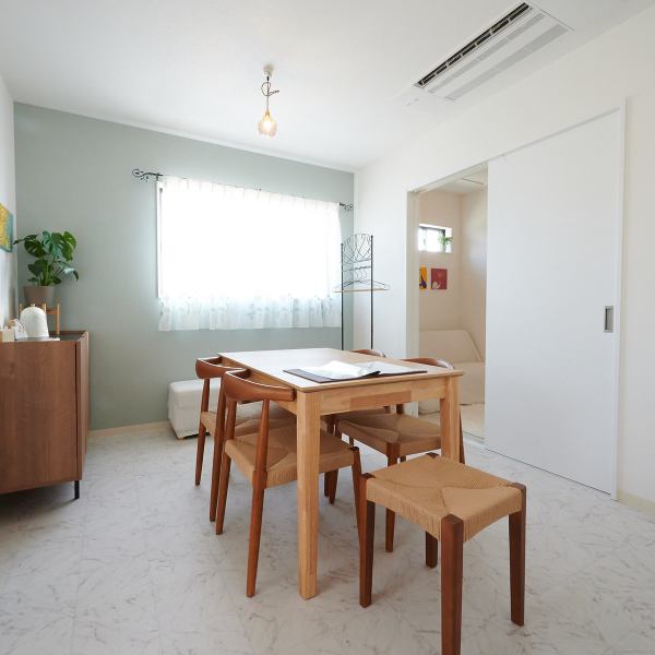 当店自慢の個室は、プライベートな空間を思いっきり楽しみたい時にオススメです。飲み会やご家族様の集まり、顔合わせにもぴったりです。個室料は1時間1800円(税込)で、1名様からご利用いただけます。周囲を気にせず、ゆったりとした時間をお楽しみいただける個室で、特別なひとときをお過ごしください。