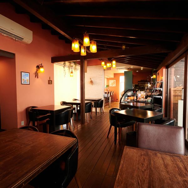 落ち着いたインテリアで心安らぐ雰囲気、また開放感あふれる空間をお楽しみいただけるのが特徴の当店です。女子会やご友人、会社仲間との飲み会にもぴったりで、貸切でのご利用もいただけます。さらに、プロジェクターやマイク、レッドカーペットのご用意もありますので、様々なシーンでご利用いただけます。