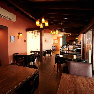 【テーブル席 4×3】会社の同僚とのちょっとした飲み会や、気の置けない友人とのお食事におすすめのお席です。ぜひお気軽にお越しください♪