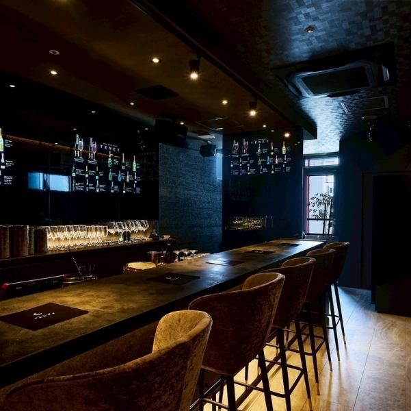 【大人の隠れ家のような洗練された空間】店内は、シックでモダンな内装に、落ち着いた照明が映える洗練されたおしゃれな空間です◎高級感のあるソファ席やカウンター席で、料理も空間もSNS映え間違いなし！非日常のひとときをお過ごしいただけます。