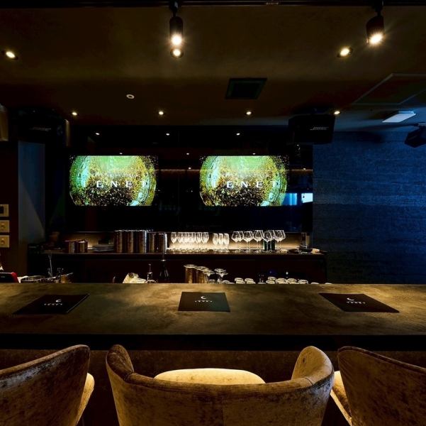 【昼は美容フード＆シーシャ/夜はシーシャ＆カラオケバー】ラグジュアリーな店内は、シーン合わせてご利用いただけます。カウンター席もあるため、お一人様や誕生日祝いやデートにも◎日々の疲れを癒す贅沢なひとときをお過ごしください。