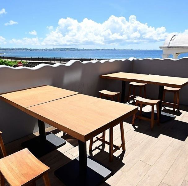 【海風感じるテラス席でゆったり過ごす心地よさ◎】海岸沿いにある当店には、潮風が心地よいテラス席をご用意！ランチタイムには、沖縄の青い海も一望できます♪オープンな空気感と景色に癒されること間違いなし♪テラス席のみ喫煙OK★昼と夜とガラッと変わる雰囲気も当店の魅力です◎