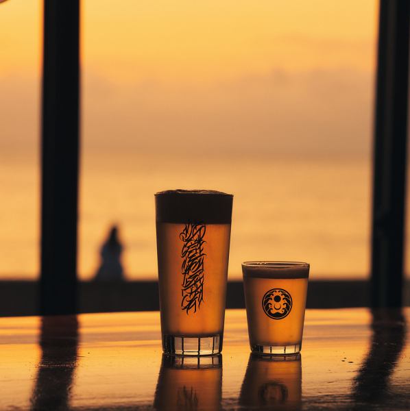 【沈む夕陽を眺めながら楽しむ＜食×酒＞】水平線へと沈む夕陽を眺めながら時間とともに変わる空の色に癒されるサンセットタイム◎美しい景色と楽しむ食事とお酒は別格です！お席は全42席あるので、模合や各種宴会など大人数でのご利用にも最適★非日常なひと時をお楽しみいただけます！
