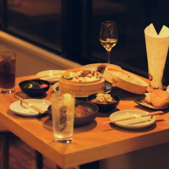 【仲の良い友人とランチ♪】2人掛けのテーブル席で、友人とのランチを楽しむのにもおすすめ◎ゆっくりとお料理やドリンク、楽しいひとときをお楽しみください☆