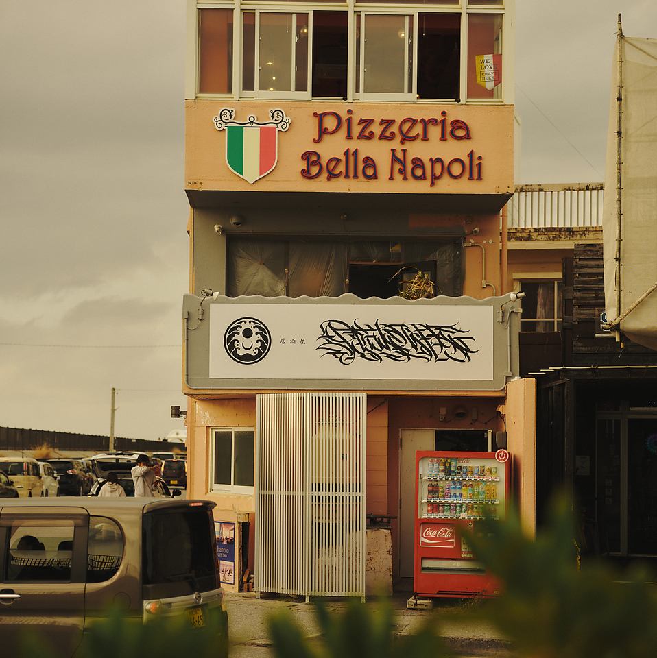 種類豊富なライスバーガーをはじめ海岸沿いで楽しむランチタイム